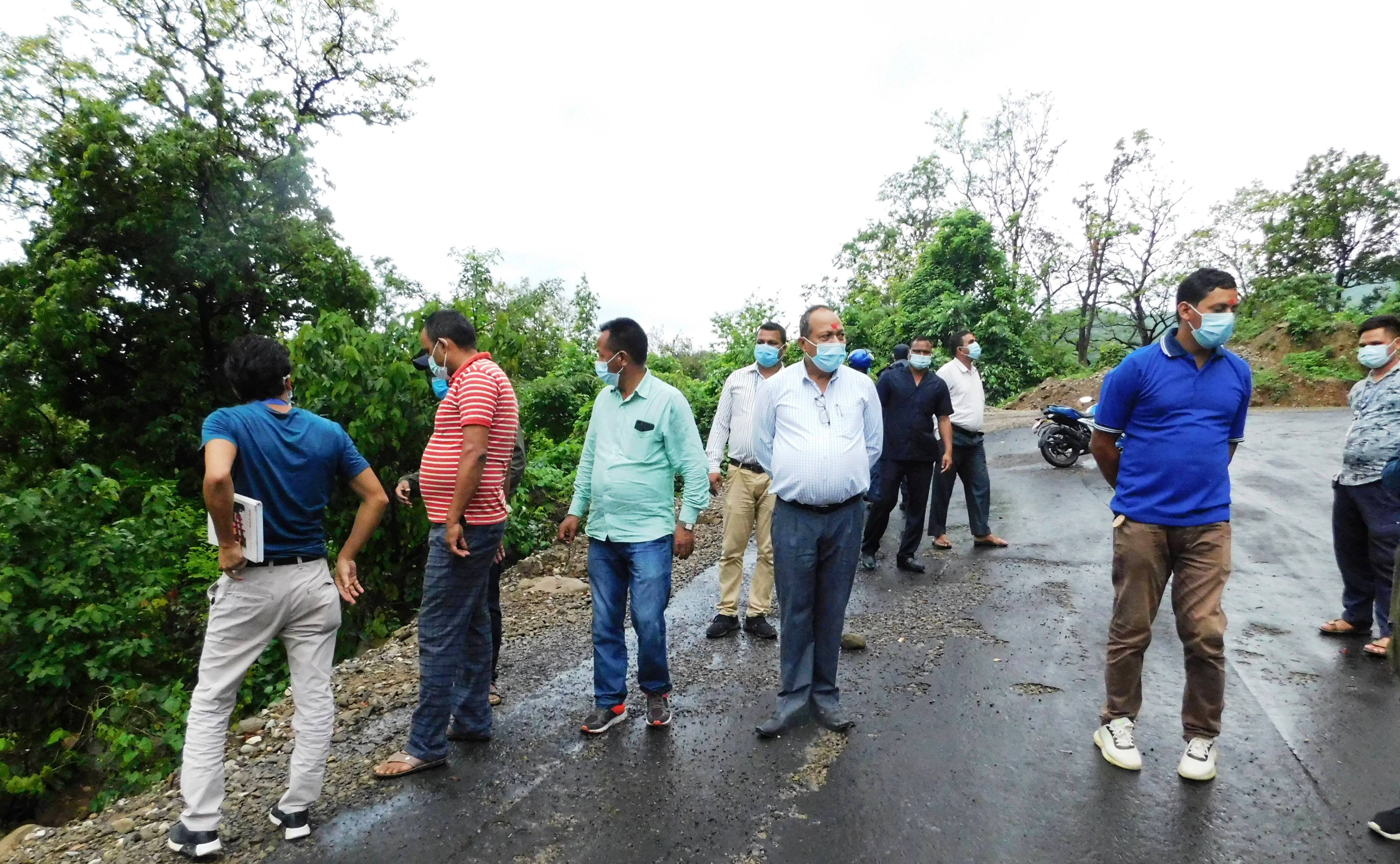 मन्त्री खड्काद्वारा निर्माणाधीन बेलौरी–कलुवापुर र दैजी–लिप्ना सडकखण्डको अनुगमन